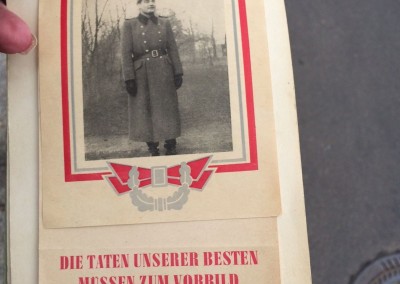 Unser Zeitzeuge Heinz Schäfer mit Fotoalbum am Checkpoint Charlie. Wir spitzen die Ohren.